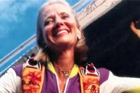 1999年，她高空跳伞失败砸进巨大蚁巢里，竟奇迹般地捡回一条命图片