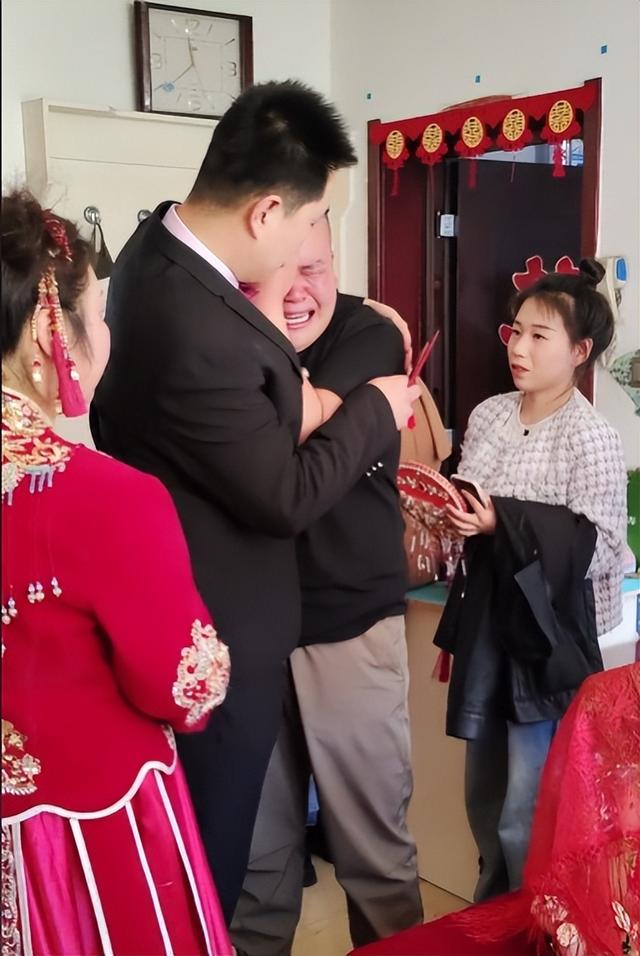 姐姐出嫁，弟弟心中不舍扑姐夫怀里嚎啕大哭，姐姐一句话逗乐众人：你姐30岁不嫁就砸手里去了