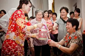 刁蛮婆婆联合小叔子抢儿媳妇财物，正义老公霸气护妻，结局舒适图片