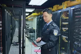 十年前他是植物学“学霸”，十年后他是网警“尖兵”！图片