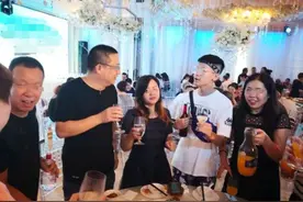 姑姐儿子考上985请吃饭，散席时婆婆让我买单，我果断拒绝：没钱图片