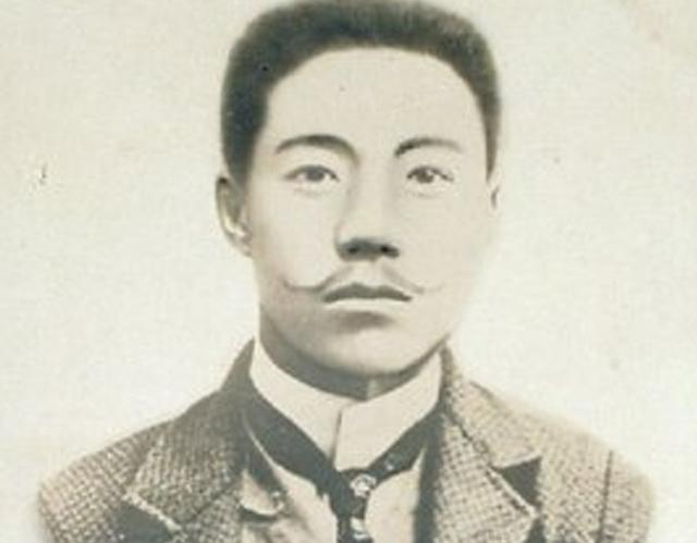 他生下来就有七个黑痣，人人都说天神下凡，长大后果然成为大英雄