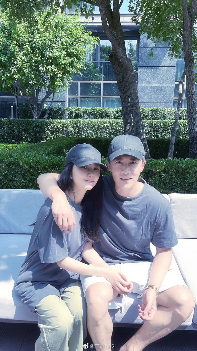 杜淳携妻女拍写真,王灿妆容太浓惨变网红脸,小蛋饺全程高冷萌翻.