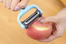 婆婆把5个月的孙子放在沙发上，去削苹果，儿媳听见咚一声气炸了图片