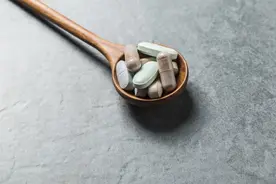 50岁男子坚持吃维生素，后来身体咋样了？安全服用，牢记2点图片