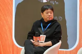 53岁高晓松近况曝光，长发剪了、眼镜摘了、人也瘦了，变化太大图片