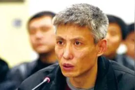 2003年刘涌走下法庭，含泪签完字后被拉去殡仪馆，抬进死刑执行车图片