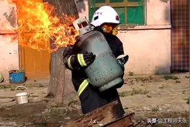 突发！江苏一店铺煤气罐爆炸致坍塌，气瓶着火先关阀还是先灭火？图片