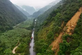 惊险！一块近百吨巨石高悬个元公路边坡，多部门封路处置图片