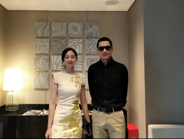 52岁周杰被曝恋情！女方晒暧昧记录戴鸽子蛋钻戒，年轻貌美身材佳