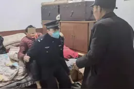 西安临潼：阿尔兹海默症老人外出采购迷路民警背其回家图片
