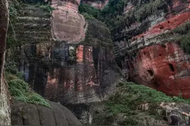 乐山大佛：山是一座佛，佛是一座山图片