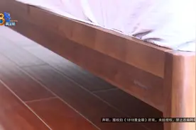 同时买的两张同型号黑胡桃木床 为什么不一样了？图片