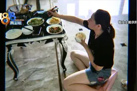装修花了近百万，吃饭只能坐地上图片