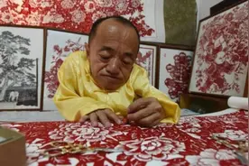 他身高70厘米，娶了妻子生下女儿跟乞丐跑了，如今靠剪纸养活女儿图片