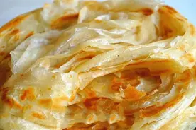 烙饼时，记住不要直接上锅烙，诀窍告诉你，松软酥脆不发硬图片