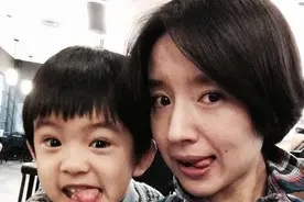 “畸形母爱”董洁：喊儿子爸爸，拍亲密婚纱照，把儿子当老公养？图片