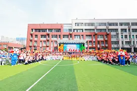 最炫开幕式！这届小学生太会玩了，把开幕式变成了大型秀场图片