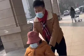 52岁耿为华在医院照顾老母亲，推轮椅忙前忙后，苍老许多无人认出图片