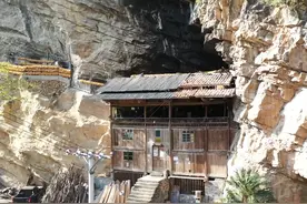 重庆大山里发现一户神奇人家，把房子嵌在岩洞中，在此隐居100年图片