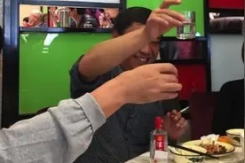 人过50知天命，有2种亲戚不用再来往，还有2种酒，也最好别喝了图片