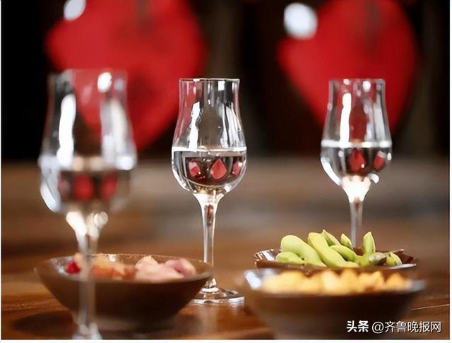赖九禾酱酒，赤水河畔的大师秘酿，细腻绵柔，滴滴不凡，懂酒的进