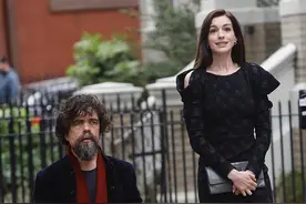 39岁安妮·海瑟薇和52岁“小恶魔”散步，又白又瘦，却也显老态图片