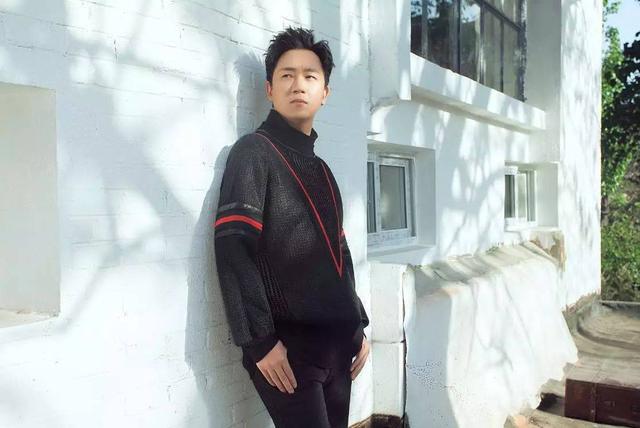 潘粤明与董洁离婚8年：他摆脱抑郁收获真爱，她带儿子苦度光阴