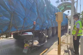 大货车拖拽摩托车上高速 收费站施援手急解险情图片