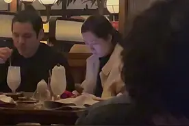 郭碧婷怎么也发腮了！餐厅吃饭穿白大衣玩手机，人不胖双下巴抢镜图片