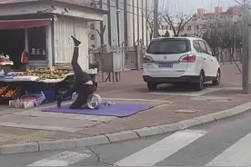 天津一水果店大姐忙中偷闲在街头练瑜伽健身，网友：平凡又浪漫图片
