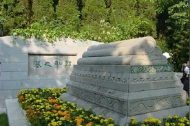 南京出土郑和墓，守墓人叫来郑和后人护墓，专家一看族谱：是真的图片
