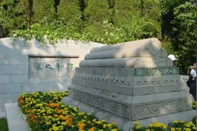 南京出土郑和墓，守墓人叫来郑和后人护墓，专家一看族谱：是真的图片