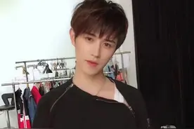 童锦程节目惹人心疼，被西瓜妹“强吻”之后，跑到卫生间不断冲洗图片