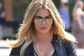 科勒卡戴珊出街活力十足，衣服紧绷露出傲人上围，气质惊人图片