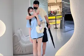 前八一队长陪娇妻逛街！二人似连体婴秀恩爱，车模妻子颜值超高图片