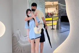 前八一队长陪娇妻逛街！二人似连体婴秀恩爱，车模妻子颜值超高图片