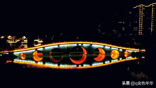 黄州遗爱湖畔夜未央，华灯织锦映湖光
