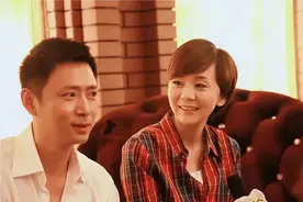 最红时他退圈4年照顾“毁容”女友，破产时她也不离不弃，恩爱24年夫妻俩双双翻红图片