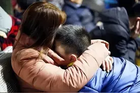 寡妇妈妈溺爱独生子，14岁还要他一起同床睡觉，结果孩子闯出大祸图片