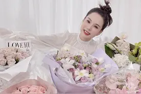 李若彤晒生日照幸福满满 花式解锁空中瑜伽动作图片