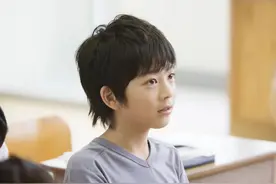 太心疼了！离异女子和初恋重逢后结婚，继子一个动作让她泪流满面图片