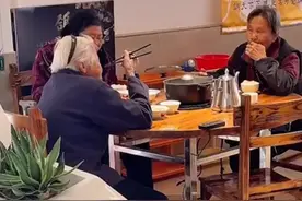 广东8旬奶奶闺蜜团约饭，吃乳鸽谈笑风生，最后结账方式逗乐网友图片