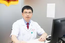千万别和激光笔“对视”！13岁女孩只因看了一眼，眼底被灼伤图片