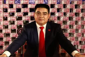 他把现金堆成山，高调捐款20亿后“消失”，如今出现在家种地图片