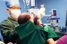 妇产科男医生面对女性隐私部位时，会觉得尴尬吗？医生说出无奈图片