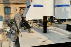 河南一农民靠“制造武器”月入百万！电影公司抢着跟他合作图片