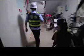 遇到困难就找最信任的人！小女孩走失后第一反应找警灯图片