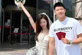 26岁北京前锋领证结婚，军旅出身！老婆是车模，1米80大长腿美女图片