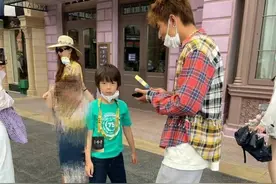 霍思燕带儿子出门游玩，9岁嗯哼穿绿色T恤配五分裤，越来越像杜江图片